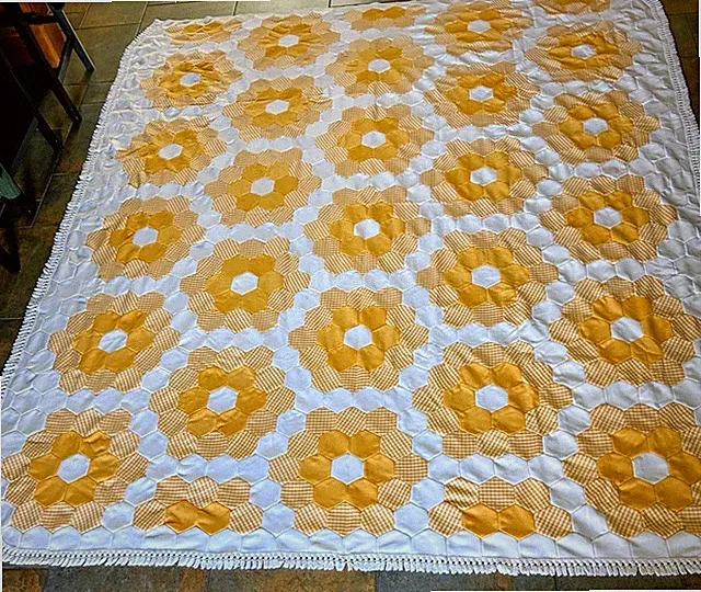 Vtg 1970’s King Sz Poly Dbl Knit Quilt Coverlet Blanket Orange & White 107” X92”